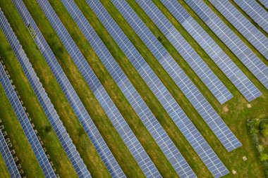 Yenilenebilir enerji. Fotovoltaik bir güç istasyonunun üzerinden uçan hava araçları. Pf güneş panellerini enerji üretimi için güneşe bakan gruplar.