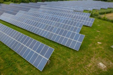 Yenilenebilir enerji. Fotovoltaik bir güç istasyonunun üzerinden uçan hava araçları. Pf güneş panellerini enerji üretimi için güneşe bakan gruplar.