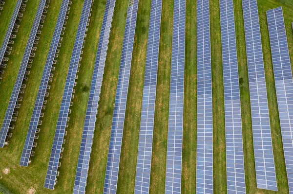 再生可能エネルギー 空中ショットドローンは太陽光発電所の上を飛ぶ 太陽光発電用太陽光発電パネルグループ — ストック写真