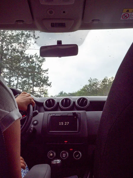 Beautiful Business Lady Driving Her Car Cloudy Day Summertime — Fotografia de Stock