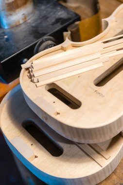 Keman kalıbı ve ahşap parçalar el yapımı keman enstrümanına başlamak için