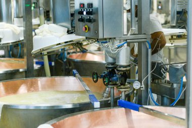 Bakır kazanlara organik süt dökülüp ısıtılarak geleneksel İtalyan tarifi olarak satranç tesisinde parmesanlı reggiano peyniri yapılır.