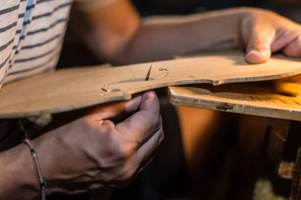 Luthier Skrzypce Maker Pracy Przycinanie Wycinanie Otwory Blat Skrzypce Warsztacie — Zdjęcie stockowe