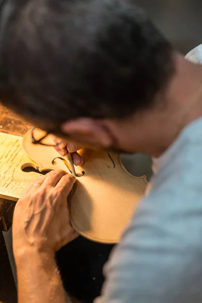 Luthier Fabricante Violín Trabajo Recorte Corte Agujeros Una Mesa Violín —  Fotos de Stock