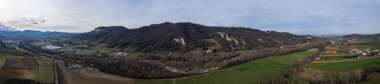 Arda Vadisi, Piacenza, Emilia Romagna İtalya 'daki Lugagnano kasabasının insansız hava aracı panoraması.