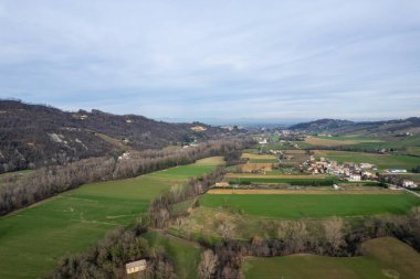 Arda Vadisi, Piacenza, Emilia Romagna İtalya 'daki Lugagnano kasabasının insansız hava aracı panoraması.