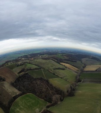 Martani 'de, Arda Vadisi, Piacenza İtalya' da, Castell 'Arquato yakınlarında, tepelerin, üzüm bağlarının ve çiftliklerin hava aracı manzarası.