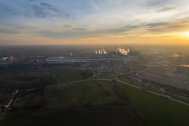 Cremona, İtalya - Ocak 2022 Arvedi 'nin şafak vakti çalışan çelik fabrikasının insansız hava aracı görüntüsü, Spinadesco, Cremona, Lombardy İtalya' da sanayi bölgesi