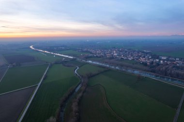 Cremona, İtalya - Ocak 2022 Arvedi 'nin şafak vakti çalışan çelik fabrikasının insansız hava aracı görüntüsü, Spinadesco, Cremona, Lombardy İtalya' da sanayi bölgesi