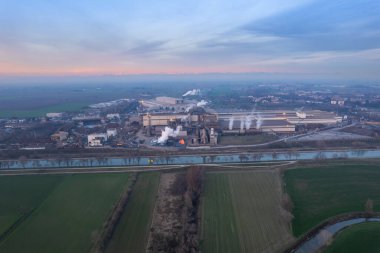 Cremona, İtalya - Ocak 2022 Arvedi 'nin şafak vakti çalışan çelik fabrikasının insansız hava aracı görüntüsü, Spinadesco, Cremona, Lombardy İtalya' da sanayi bölgesi
