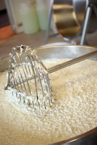 Cheesemaker Gotowanie Mieszanie Włoskiego Mleka Organicznego Bufalo Kotłach Stali Nierdzewnej — Zdjęcie stockowe