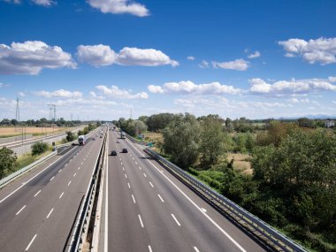 Piacenza, İtalya - Eylül 2017 Otoyol a1 otostrada del sole, gün ışığı, bulutlu sakin gökyüzü.