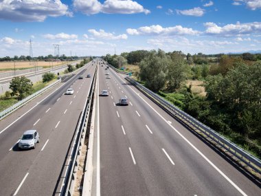 Piacenza, İtalya - Eylül 2017 Otoyol a1 otostrada del sole, gün ışığı, bulutlu sakin gökyüzü.
