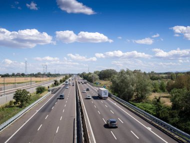 Piacenza, İtalya - Eylül 2017 Otoyol a1 otostrada del sole, gün ışığı, bulutlu sakin gökyüzü.