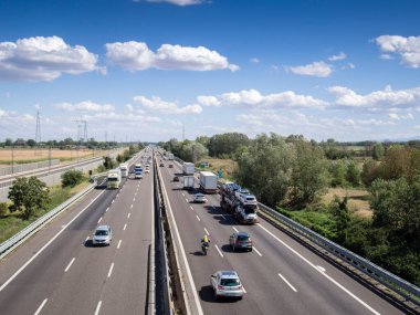 Piacenza, İtalya - Eylül 2017 Otoyol a1 otostrada del sole, gün ışığı, bulutlu sakin gökyüzü.