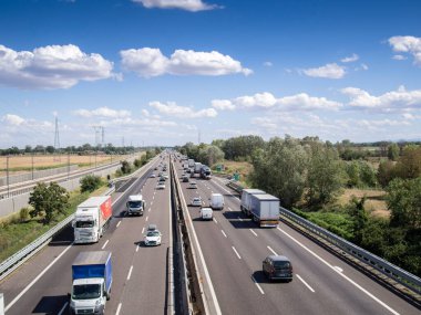 Piacenza, İtalya - Eylül 2017 Otoyol a1 otostrada del sole, gün ışığı, bulutlu sakin gökyüzü.