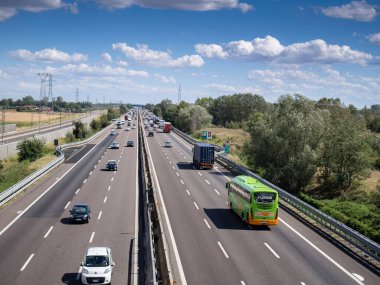 Piacenza, İtalya - Eylül 2017 Otoyol a1 otostrada del sole, gün ışığı, bulutlu sakin gökyüzü.