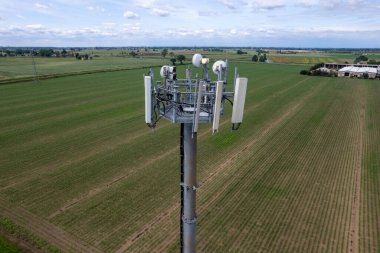 İtalya 'nın kırsal kesimindeki 5G baz istasyonu