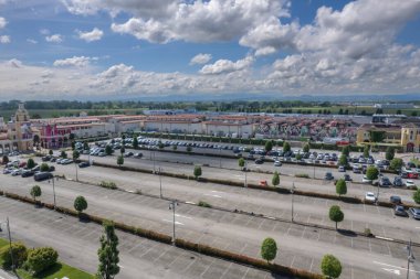 Fidenza, İtalya - 20 Mayıs 2023 Fidenza Village Outlet lüks merkezi 120 'den fazla moda mağazası ile Milano' ya yakın.