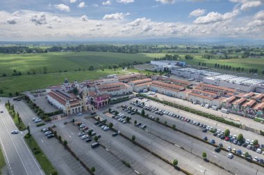 Fidenza, İtalya - 20 Mayıs 2023 Fidenza Village Outlet lüks merkezi 120 'den fazla moda mağazası ile Milano' ya yakın.