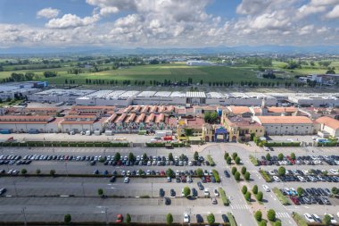 Fidenza, İtalya - 20 Mayıs 2023 Fidenza Village Outlet lüks merkezi 120 'den fazla moda mağazası ile Milano' ya yakın.