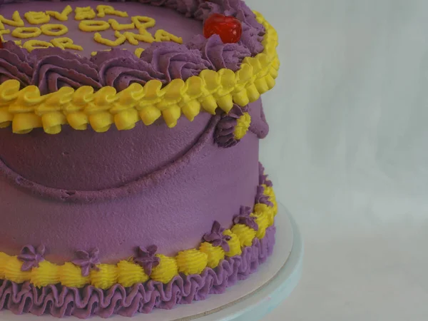 Матовая Глазурь Фиолетовый Желтый Классический Цилиндрический Торт Текстовыми Сообщениями Топ — стоковое фото