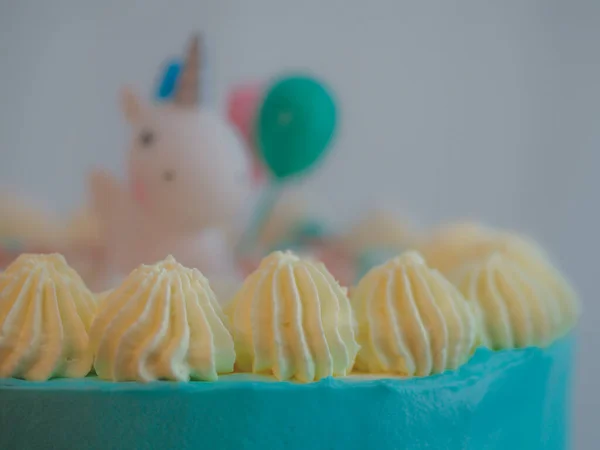 Cukormázas Rózsaszín Kék Csésze Torta Készítése Habcsók Édes Öntözés Egyszarvú — Stock Fotó