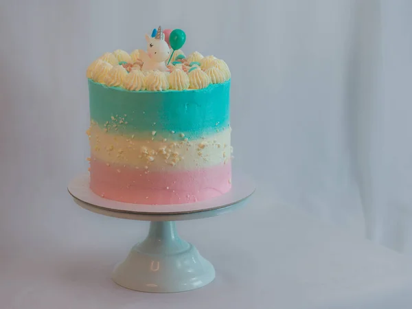 厨师配上糖霜 甜洒水和独角兽 准备糖霜粉红蓝杯蛋糕 — 图库照片