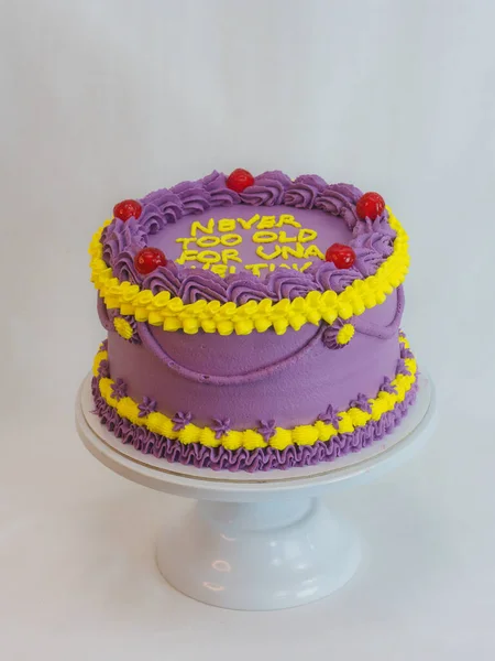 结霜的紫罗兰色经典的冷冰冰蛋糕 文字信息封顶在工作室的白色背景 浪漫的层次分明的蛋糕 — 图库照片