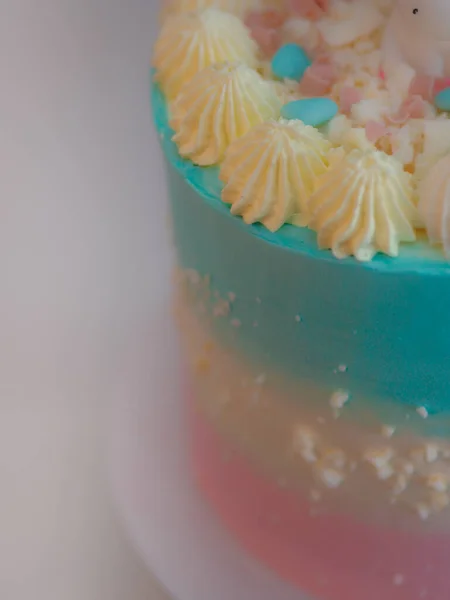 メレンゲと甘いスプリンクルとユニコーントッピングで焼きピンクブルーのカップケーキを準備 — ストック写真