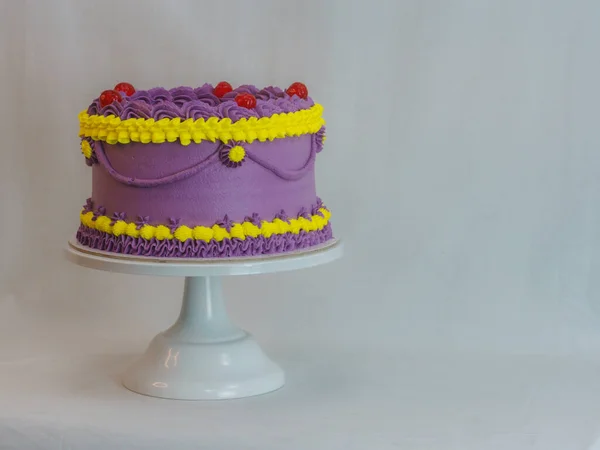 结霜的紫罗兰色经典的冷冰冰蛋糕 文字信息封顶在工作室的白色背景 浪漫的层次分明的蛋糕 — 图库照片