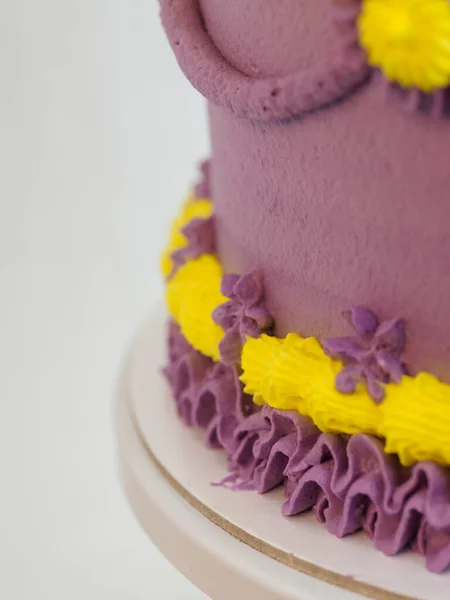 Frostat Glasyr Violett Gul Klassisk Koriander Tårta Med Textmeddelande Topping — Stockfoto