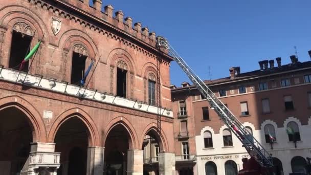 Cremona Ιταλία Φεβρουάριος 2023 Πυροσβέστης Χρησιμοποιώντας Φορτηγό Και Γερανό Για — Αρχείο Βίντεο