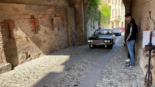 Castell Arquato イタリア 2023年5月イタリア エミリア ロマーニャ州の中世の町を通るクラシックカーレースのビデオ — ストック動画