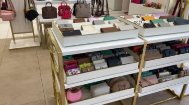 Fidenza, İtalya - Mayıs 2023 Fidenza Vilage, İtalya 'daki lüks moda alışveriş merkezindeki Furla deri eşya mağazası