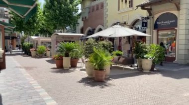 Fidenza, İtalya - Mayıs 2023 Emilia Romagna 'daki Fidenza Village lüks moda alışveriş merkezinde.