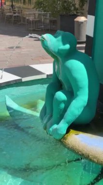 Fidenza, İtalya - Mayıs 2023 Emilia Romagna 'daki Fidenza Village lüks moda alışveriş merkezinde.