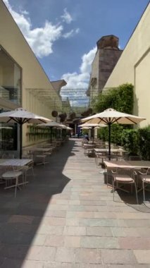 Fidenza, İtalya - Mayıs 2023 Emilia Romagna 'daki Fidenza Village lüks moda alışveriş merkezinde.