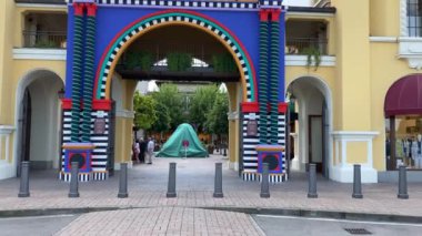 Fidenza, İtalya - Mayıs 2023 Emilia Romagna 'daki Fidenza Village lüks moda alışveriş merkezinde.