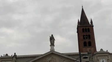 İtalya 'nın Cremona kentindeki Sant' Agata Kilisesi fachade ve çan kulesi.