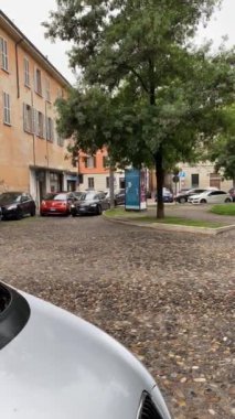 Cremona, İtalya - Mayıs 2023 Trafik sıkışıklığı ve sürücünün vahşi park yeri çok ince eski bir caddede.