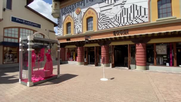 Fidenza イタリア 2023年5月芸術的でカラフルなFidenza Villageで歩くエミリア ロマーニャ州の高級ファッションショッピングモール — ストック動画