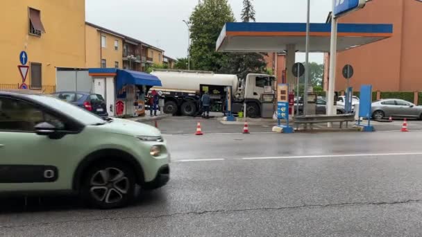 Кремона Италия May 2023 Gas Truck Delivering Fuel Service Station — стоковое видео