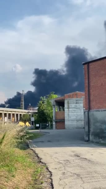 意大利菲登扎 可能是塑料工厂大火造成的黑色巨云污染了所有被包围的农村地区 — 图库视频影像
