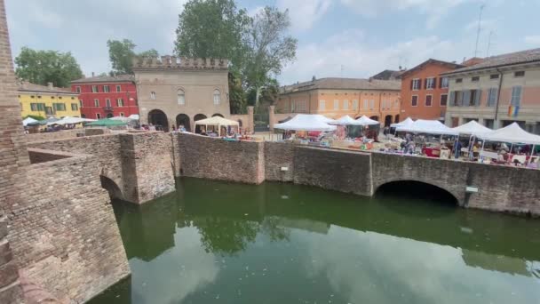 イタリア フォンタナレット 2023年5月イタリア パルマ県のサン ビタリ中世の城を囲む都市の中心部にあるアンティーク市場 — ストック動画