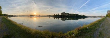 San Nazzaro 'daki Po Nehri' nin panoramik manzarası, Moniticelli d 'Ongina, Piacenza, İtalya