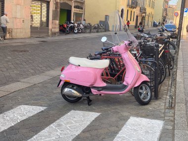 Cremona, İtalya - Mayıs 2023 Pembe Vespa motosikleti