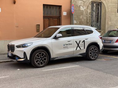 Cremona, İtalya - Mayıs 2023 Yeni BMW x12023 SUV test aracı sokağa park edildi