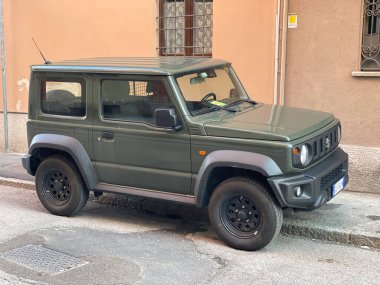 Cremona, İtalya - Mayıs 2023 Amazon yeşili 4x4 jimny pro 4WD ALLGRIP
