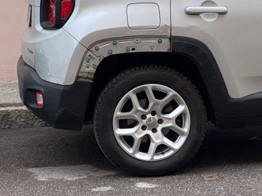 Cremona, İtalya - 2023 'teki yaralanmış vücut plastiklerim sokağa park etmiş Jeep Renegade' e zarar verdi.